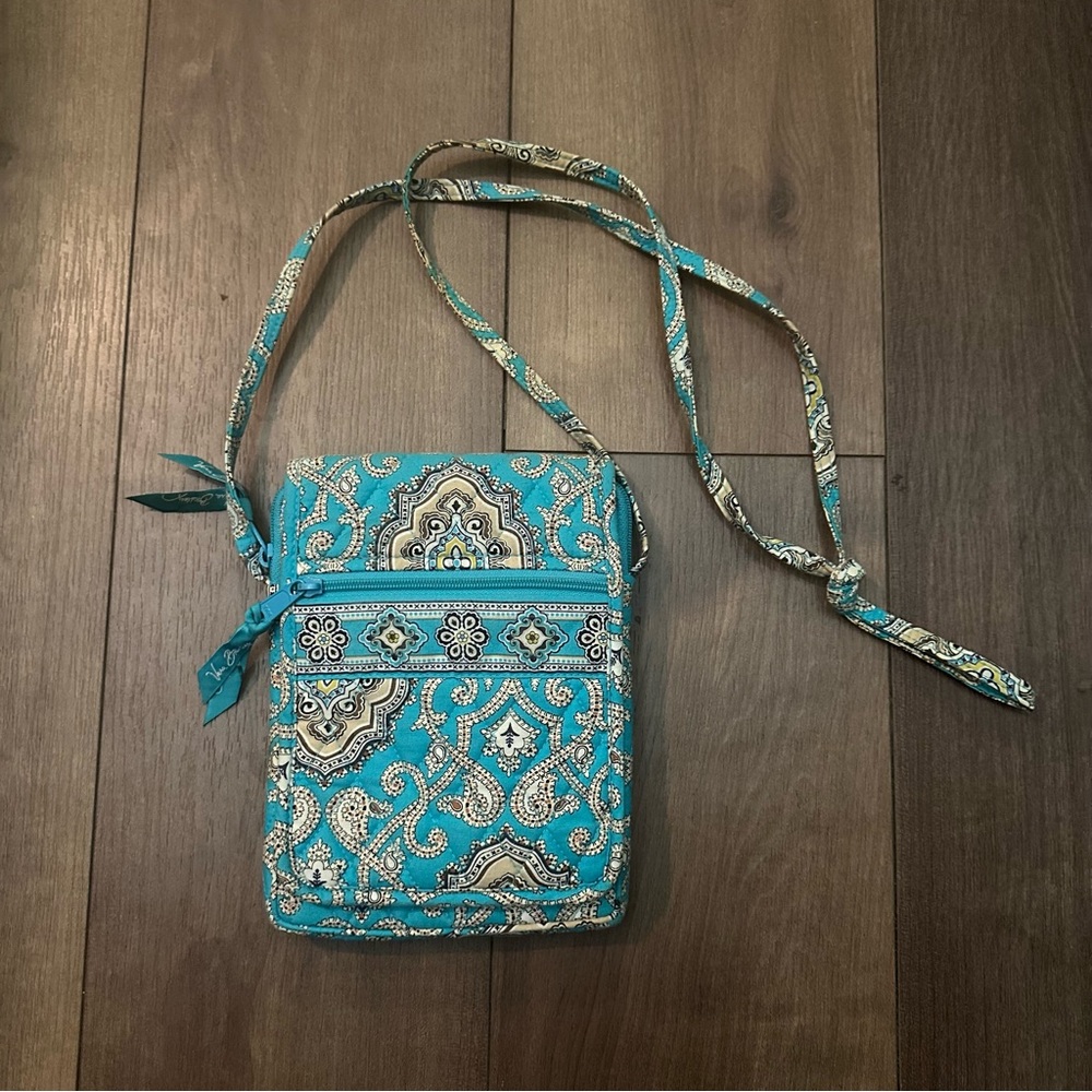 Vera Bradley Crossbody Bag (like new condition)